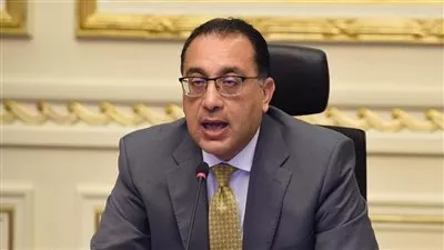 رئيس الوزراء يستعرض الإصدار الجديد من دورية «آفاق استراتيجية» 
