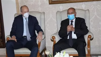 وزير النقل: القيادة السياسية وجهت بإنشاء مصانع لسيمنز في مصر