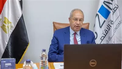 رئيس «اقتصادية قناة السويس» يستعرض فرص الهيدروجين الأخضر في المناطق الصناعية