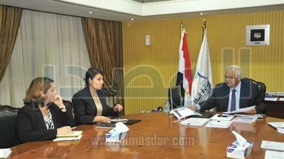 وزير النقل  يناقش مع 