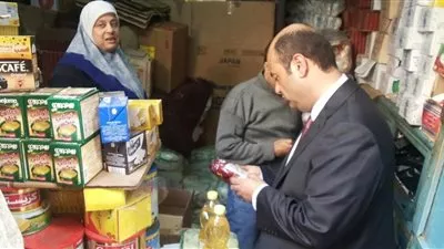 وزير التموين يبيع السلع الغذائية في منطقتي عزبة الجوزام وزاوية عبد القادر بالإسكندرية 