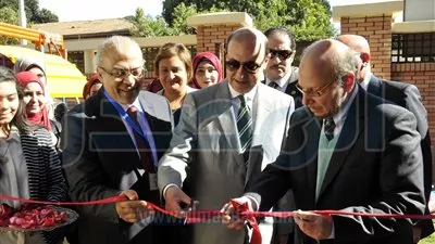 هيئة قناة السويس تُضاء باللون الأزرق في احتفالات اليوم العالمي للتوحد