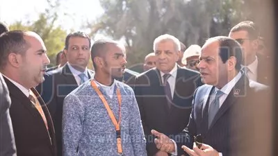 بعد إحراج شاب لمحافظ أسوان.. السيسي يزور مصرف 