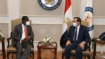 وزير البترول يبحث مع وزير التعدين النيجيرى سبل تعزيز التعاون