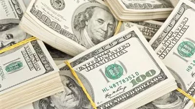 الدولار يتراجع بعد صعوده بفضل توقعات رفع الفائدة الأمريكية