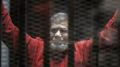 تأجيل محاكمة مرسي و10 آخرين لاتهامهم بالتخابر وتسريب وثائق لقطر إلى الغد