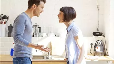 دراسة: الرجال الأقل في مستوى التعليم يميلون للقسوة على النساء