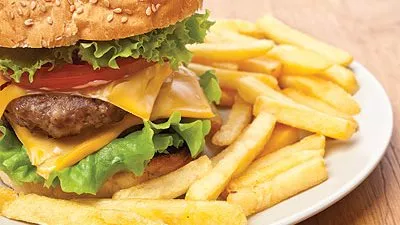 بينها البطاطس.. 9 أطعمة تُسبب الإدمان 