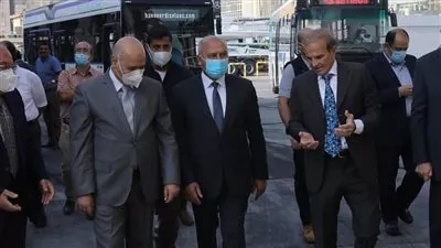 وزير النقل يتفقد أتوبيسات الكهرباء داخل شركة MCV
