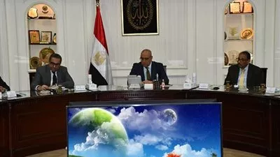 وزير الإسكان يوجه مسئولي المقاولون العرب بسرعة تنفيذ المشروعات