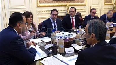 رئيس الوزراء يتابع خطوات توصيل الانترنت فائق السرعة للمدارس 