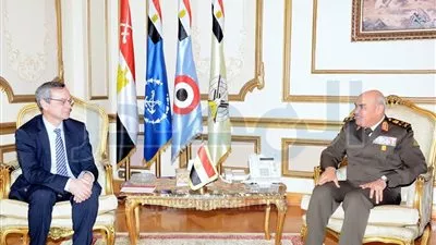 وزير الدفاع يلتقي وفدا من الجمعية البرلمانية لـ