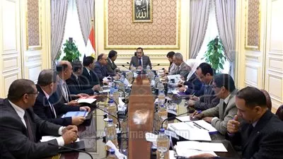 رئيس الوزراء يناقش خطة تطوير سكك حديد مصر