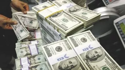 الدولار الأمريكي يقلص مكاسبه بعد هبوط مبيعات المنازل الأمريكية