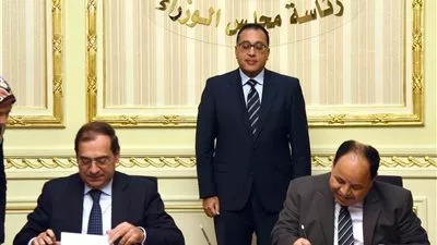 رئيس الوزراء يشهد توقيع الاتفاق على معايير تقييم المنشآت البترولية ضريبيًا