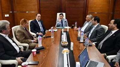 وزير الشباب يبحث آليات تشغيل وفرص الاستثمار في المنشآت الرياضية