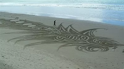  فنان هندي يقدم نحتا فنيا لمساعدة ضحايا زلزال 