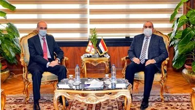 وزير الطيران يبحث مع سفير جورجيا سبل تطوير إتفاقية النقل الجوى