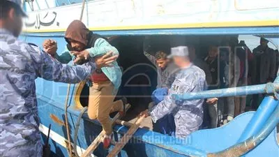 بالصور.. القوات البحرية تحبط محاولة هجرة غير شرعية لـ 14 مصرياً 