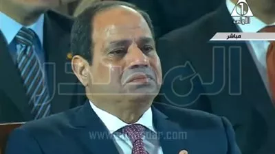 شاهد.. السيسي يبكي أثناء رواية أم شهيد تفاصيل وفاة نجلها