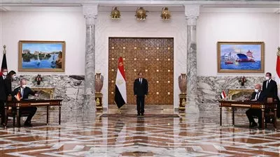 السيسي يشهد توقيع التعاقد مع «سيمنز» لإنشاء منظومة القطار الكهربائي السريع