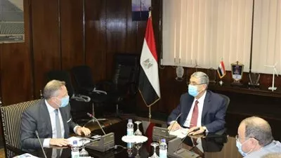وزير الكهرباء يبحث مع سفير الدنمارك سبل تعزيز التعاون