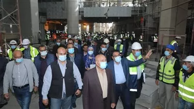 تمهيدا للتشغيل التجريبي.. وزير النقل يتابع أعمال تنفيذ القطار الكهربائى