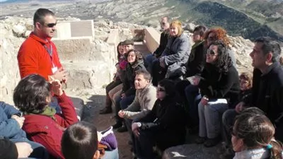 ترجمة خاطئة تطيح بمرشد سياحي (فيديو)