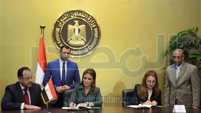 سحر نصر توقع مع 