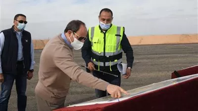 السيسي يتفقد سير الأعمال الجارية بمشروعات شبكة الطرق الجديدة