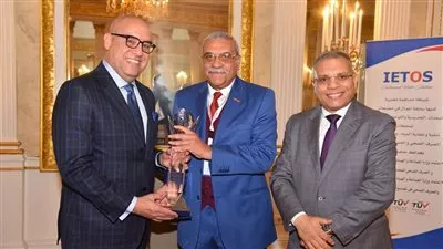 وزير الإسكان يناقش خطة توطين صناعات مياه الشرب مع كبرى الشركات العالمية