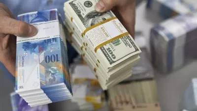 الدولار يصعد لأعلى مستوى في أسبوعين