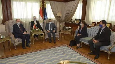 رئيس قناة السويس يبحث مع سفير الاتحاد الأوروبى سبل التعاون المشترك