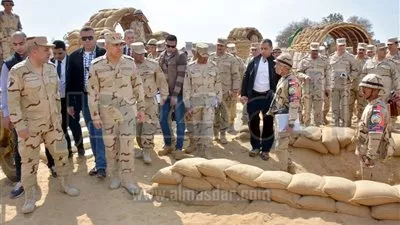 وزير الدفاع يشهد بيانا لمهارات إجراءات العمل بالكمين لطلبة 