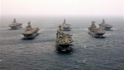 بالفيديو.. الولايات المتحدة تعزز انتشار السفن الحربية في مضيق هرمز