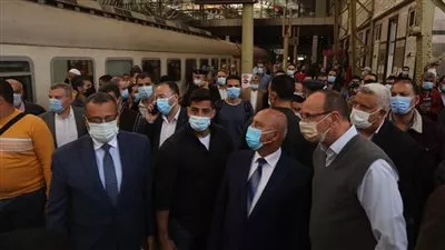 وزير النقل يوجه بسرعة تركيب البوابات الإلكترونية في محطات السكة الحديد