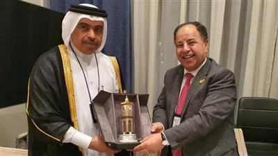 وزير المالية يبحث مع نظيره القطرى سبل تشجيع الاستثمارات المشتركة