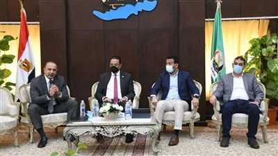 نائب وزيرة التخطيط يبحث مع محافظ الفيوم تقرير مؤشرات التنمية المستدامة