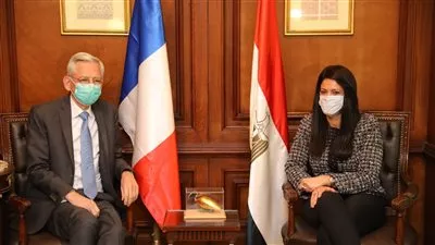 مصر وفرنسا يوقعان بروتوكول تمويل مشروع توريد 55 قطار.. يناير المقبل