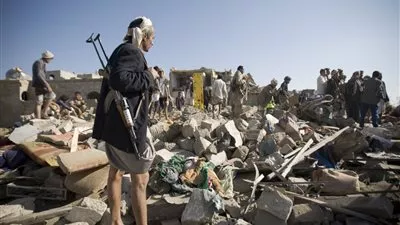 مقتل 8 نساء وطفل في غارة قرب صنعاء