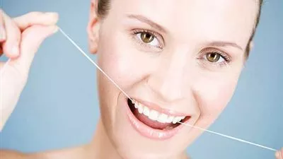 طريقة تنظيف الأسنان بالخيط
