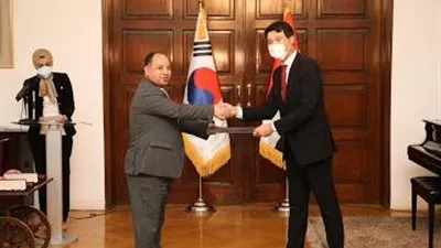 رئيس كوريا الجنوبية يمنح وزير المالية وسام «الاستحقاق» من الطبقة الأولى