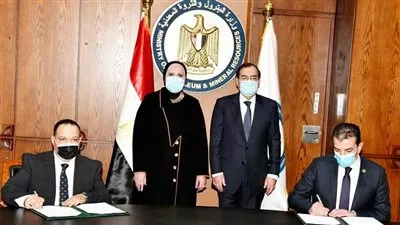 توقيع عقدين لتمويل تحويل السيارات للعمل بالغاز الطبيعي بقيمة 200 مليون جنيه 