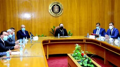 وزيرة الصناعة تعلن تنظيم المعرض الأول لتكنولوجيا تحويل السيارات للعمل بالغاز