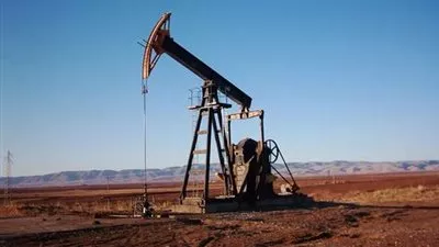 ارتفاع طفيف لأسعار النفط ومنصات الحفر الأمريكية تحد من المكاسب
