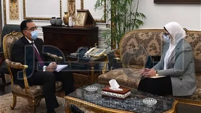 «مدبولى» يُتابع مع وزيرة الصحة خطة توزيع لقاح فيروس كورونا 