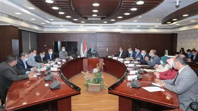 وزير النقل يتابع معدلات تنفيذ المشروع القومى لرصف الطرق داخل المحافظات