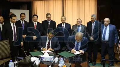 وزير الكهرباء يشهد توقيع عقود تشغيل 3 محطات كهرباء عملاقة