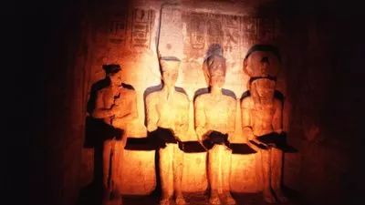 شاهد.. لحظة تعامد الشمس على وجه تمثال رمسيس الثاني 