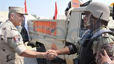 الفريق محمود حجازى يراجع خطط تأمين المجرى الملاحى لقناة السويس 